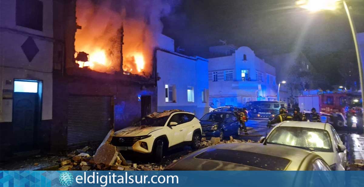 Fachada derrumbada de la vivienda calcinada en la calle Verdugo y Massieu. El fuego, acompañado de explosiones, obligó a desalojar a varios vecinos