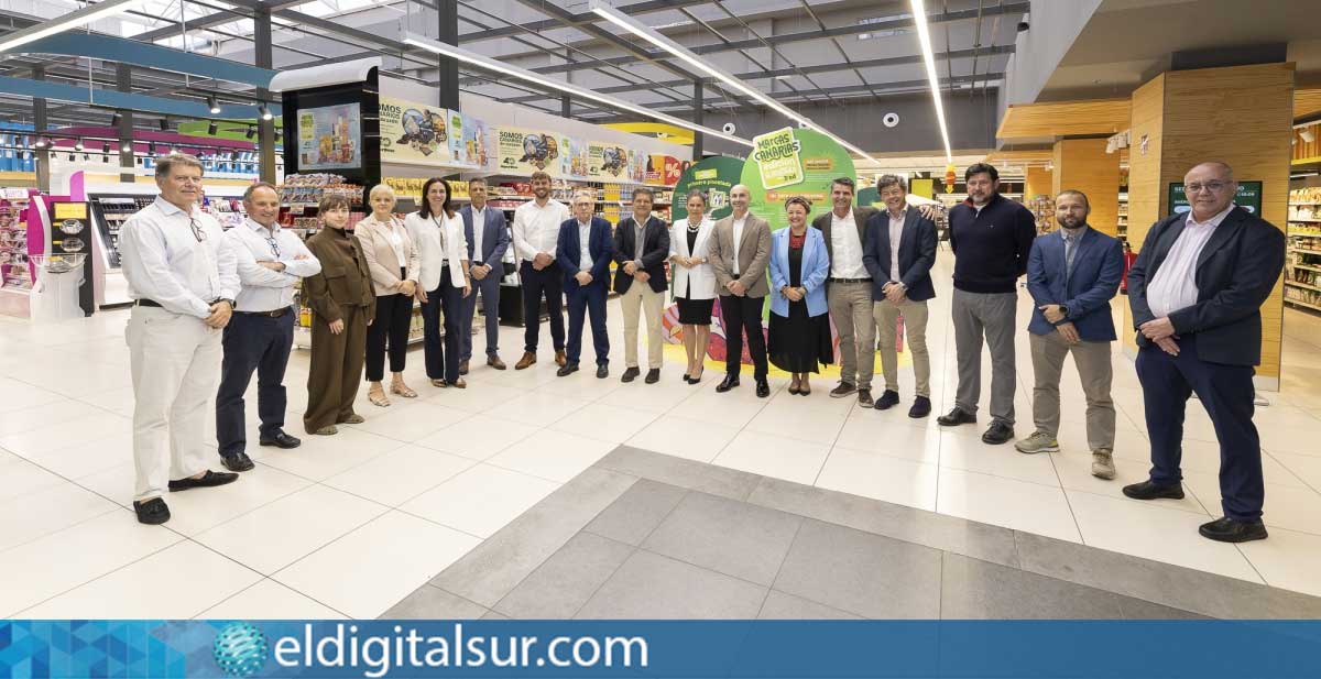 Foto de familia en el marco de la celebración del Día de Canarias