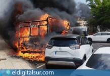 La autocaravana, completamente envuelta en llamas, provocó una densa columna de humo visible desde varios puntos de Los Cristiano