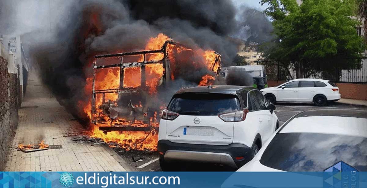 La autocaravana, completamente envuelta en llamas, provocó una densa columna de humo visible desde varios puntos de Los Cristiano