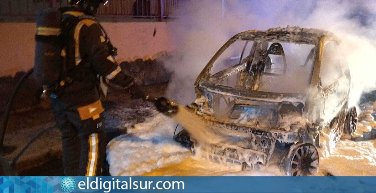 Bomberos sofocan el incendio de un vehículo en Los Cristianos