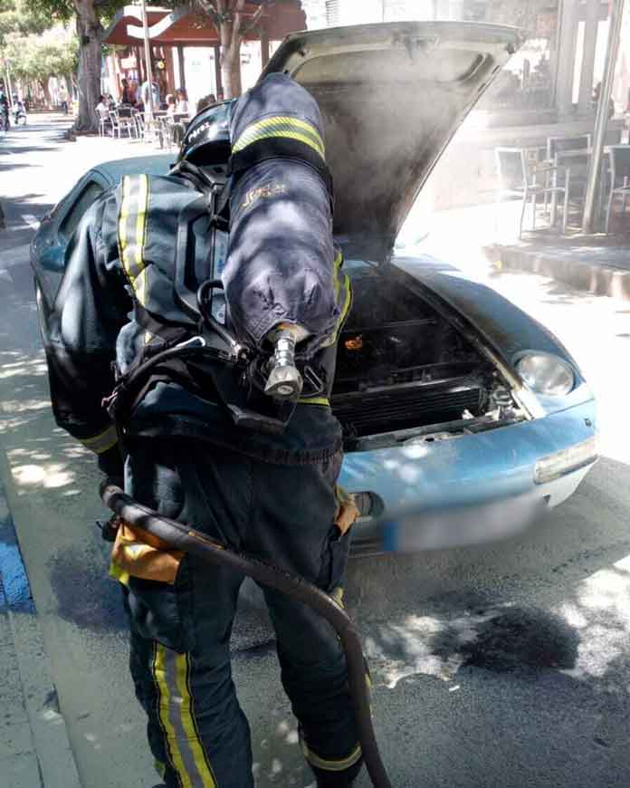 Bomberos trabajan en la extinción del incendio declarado en un vehículo