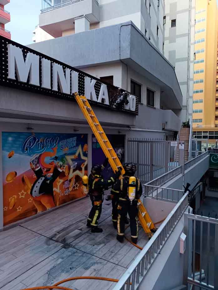 Bomberos de La Orotava intervienen en el incendio del cartel