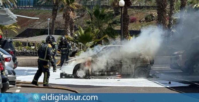 incendio-coche-santa-cruz-160525 Bomberos de Tenerife extinguen un incendio en un vehículo estacionado en el parking de la Avenida de la Constitución, en Santa Cruz