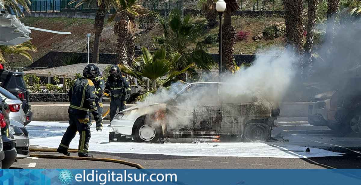 Bomberos de Tenerife extinguen un incendio en un vehículo estacionado en el parking de la Avenida de la Constitución, en Santa Cruz