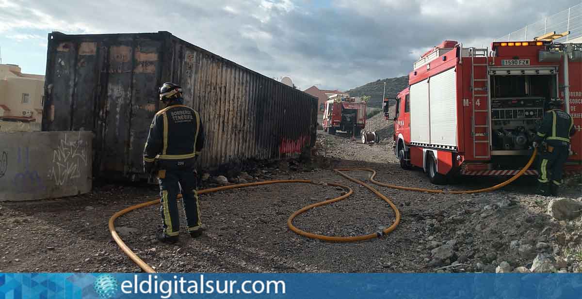 Incendio en un contenedor metálico de basura en la calle Galicia, Adeje