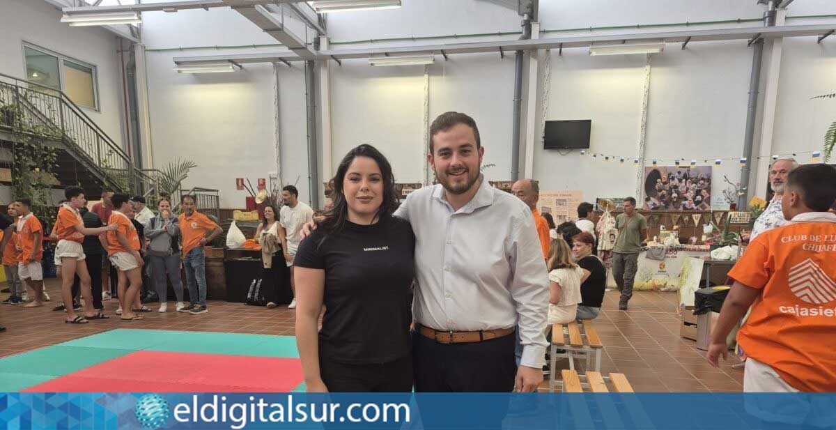 Melania Santos y Naím Yánez, concejales de VOX en el Ayuntamiento de Arona, durante la exhibición de lucha canaria en el Mercado del Agricultor