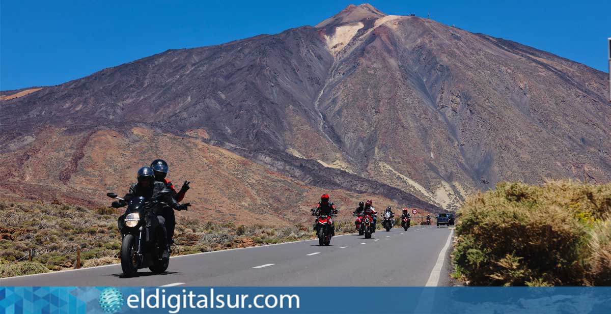 Los ducatistas, unidos por el espíritu de la marca, disfrutaron de una ruta por los paisajes más impresionantes de Tenerife, con el Teide como telón de fondo / EDS