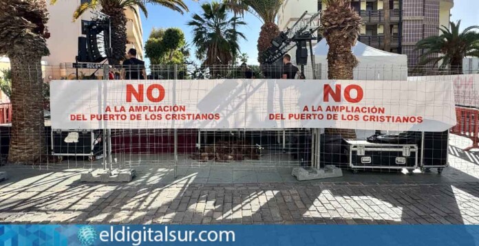 Pancarta con el mensaje "No a la ampliación del puerto", colocada en el escenario del concierto tributo a Mecano en Los Cristianos.