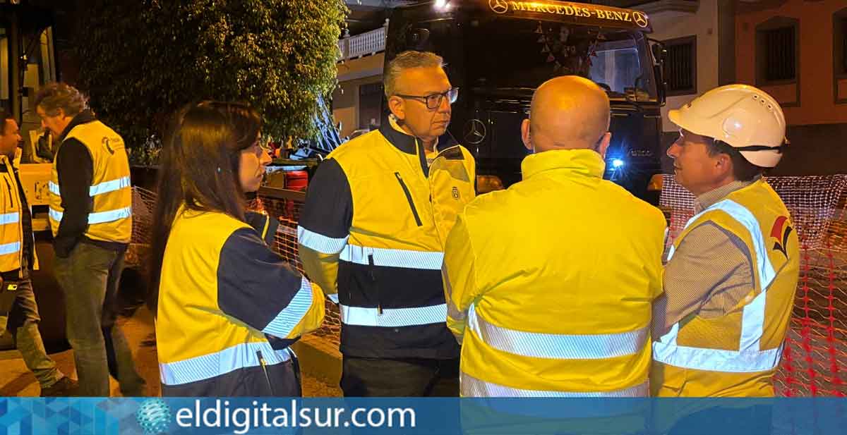 El consejero de Carreteras, Dámaso Arteaga, supervisa el inicio de los trabajos en la TF-215