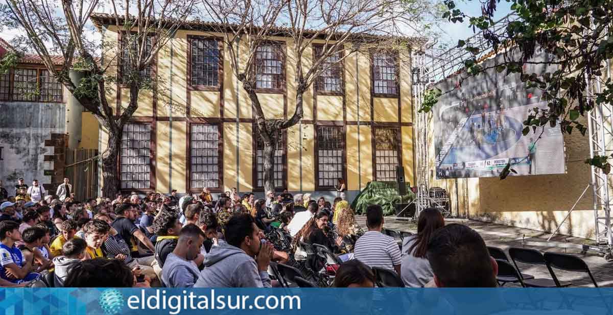 Pantalla gigante instalada en la plaza Hermano Ramón