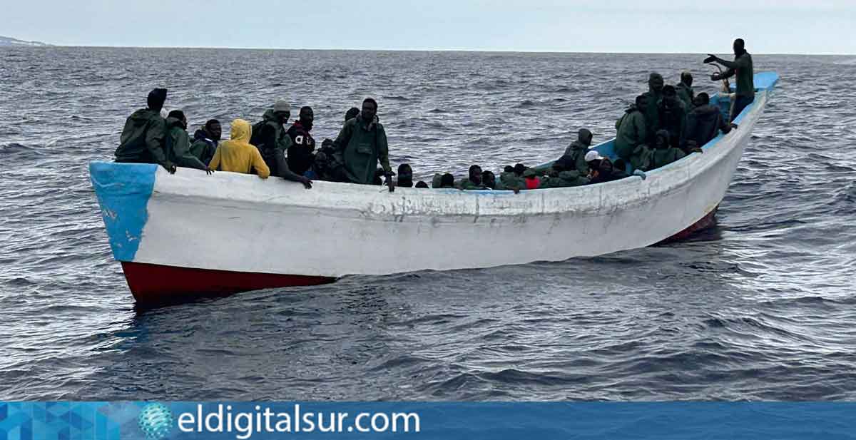 Una patera con migrantes irregulares llegando a Canarias