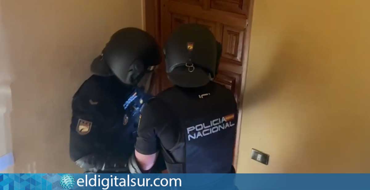 Entrada de los agentes de la Policía Nacional durante el registro de una vivienda en el barrio de Cuestapiedra, en el marco de la operación contra el tráfico de drogas