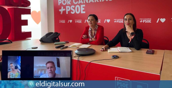Nira Fierro, Maribel Santana y Patricia Hernández durante la reunión con el director territorial de Provivienda en Canarias, Fernando Rodríguez.