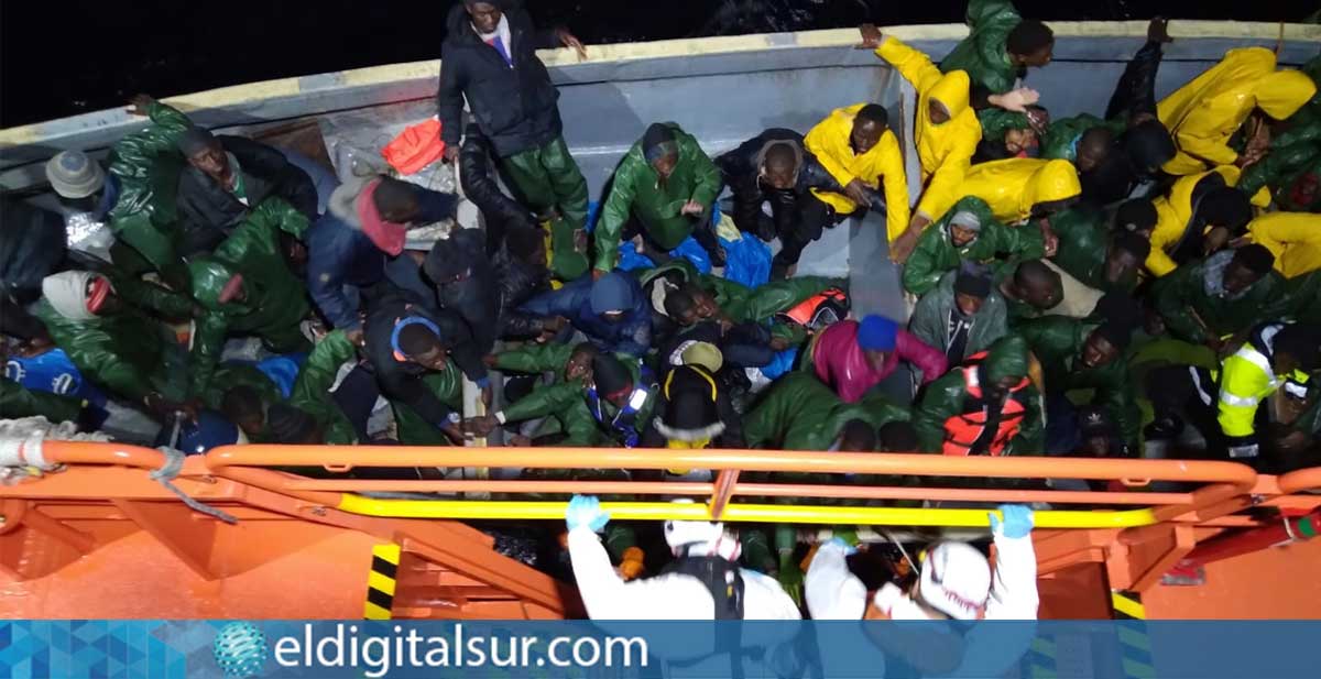 Embarcación asistida por Salvamento Marítimo en la Ruta Atlántica, durante una operación de rescate en aguas cercanas a Canarias.