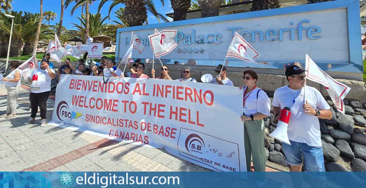 Miembros de Sindicalistas de Base protestan frente al Hotel RIU Palace Tenerife