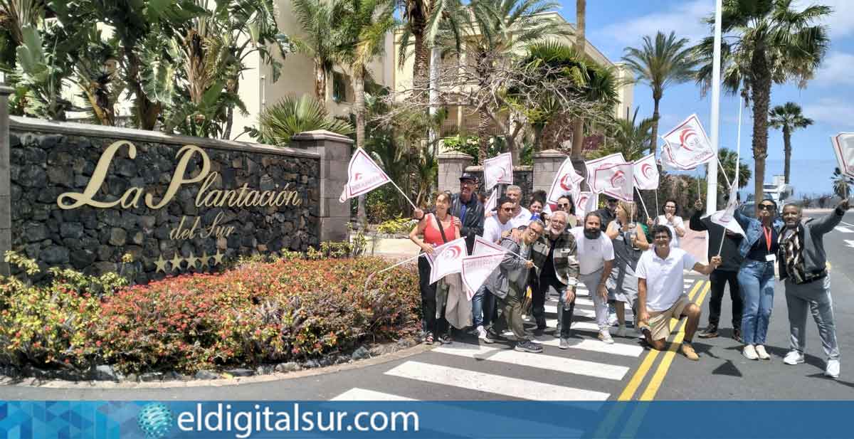 Miembros de Sindicalistas de Base de Canarias se manifiestan frente al Hotel Vincci La Plantación del Sur, en protesta por las sanciones a trabajadores que participaron en la huelga de hostelería.