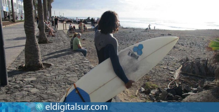 Surfista en Playa de Las Américas, Arona, Tenerife