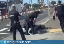 Momento en que varios agentes de la Policía Nacional intervienen en las inmediaciones del aeropuerto de Gran Canaria. La actuación concluyó con la muerte por disparos de Abdoulie Bah