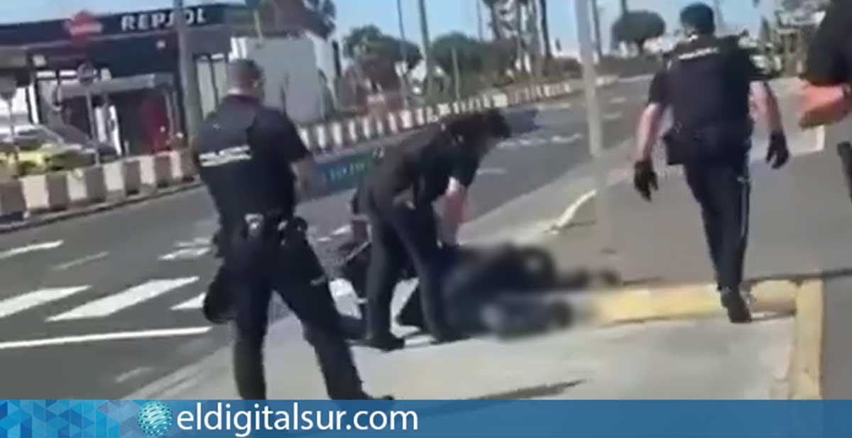 Momento en que varios agentes de la Policía Nacional intervienen en las inmediaciones del aeropuerto de Gran Canaria. La actuación concluyó con la muerte por disparos de Abdoulie Bah