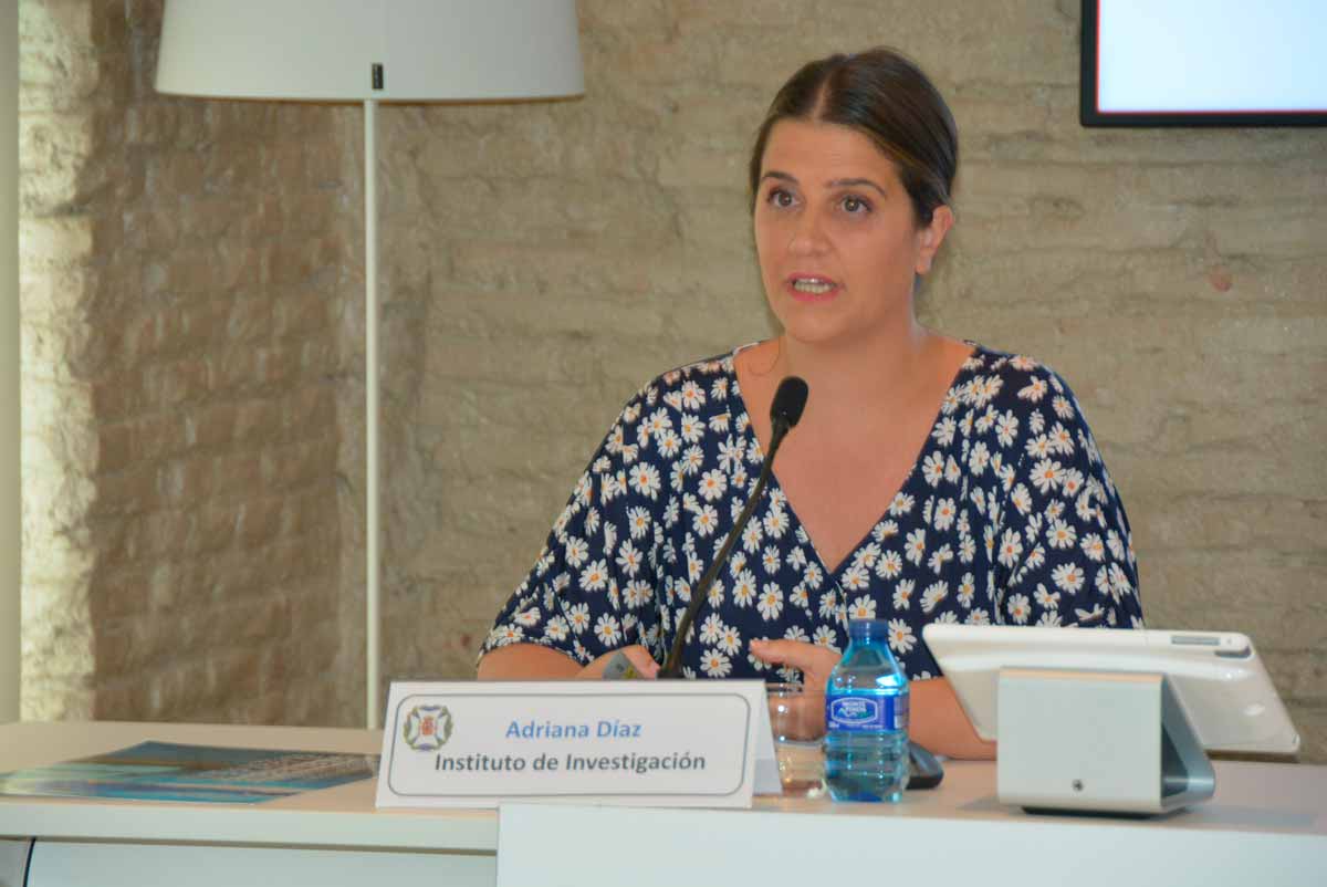 Adriana Díaz, del Instituto Español de Investigación Enfermera, explicó las desigualdades entre comunidades y la insuficiente subida en la ratio de enfermeras en España
