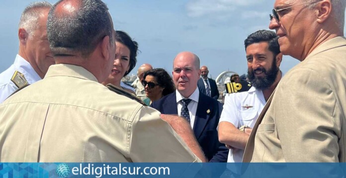 Alejandro Gómez, portavoz de VOX en el Ayuntamiento de Santa Cruz de Tenerife, conversa con miembros de las Fuerzas Armadas durante los preparativos del desfile de 2025