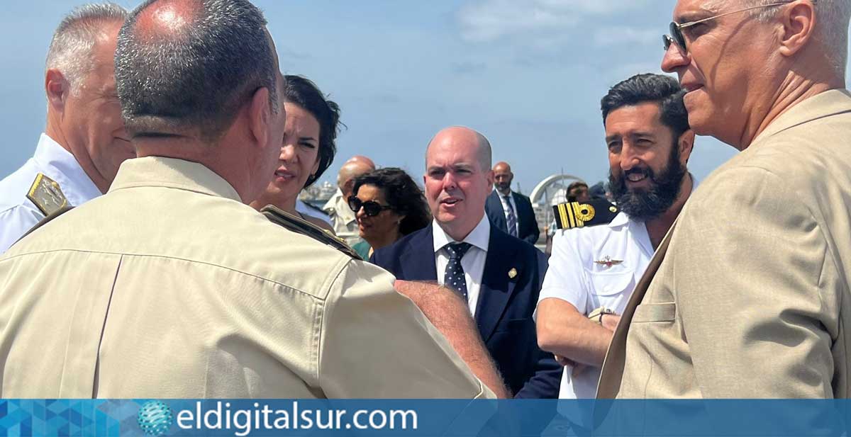 Alejandro Gómez, portavoz de VOX en el Ayuntamiento de Santa Cruz de Tenerife, conversa con miembros de las Fuerzas Armadas durante los preparativos del desfile de 2025