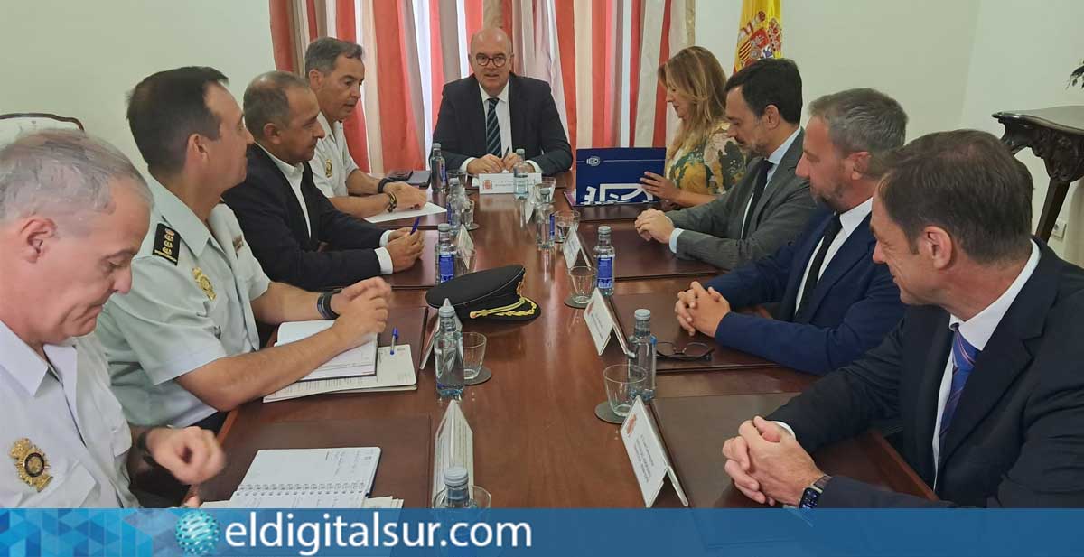 Anselmo Pestana junto a autoridades locales y policiales durante la reunión para reforzar el control fronterizo en el Aeropuerto de Tenerife Sur