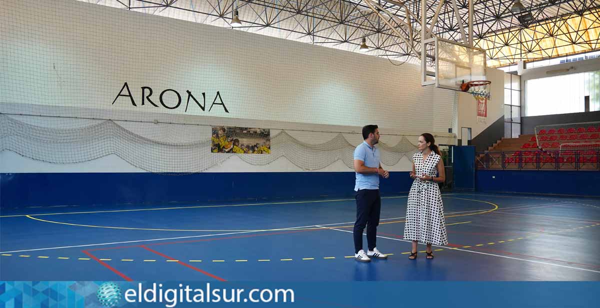 Fátima Lemes, alcaldesa de Arona, y Luis Sierra, concejal de Deportes, durante la visita al Pabellón Municipal de El Fraile tras la renovación del pavimento deportivo
