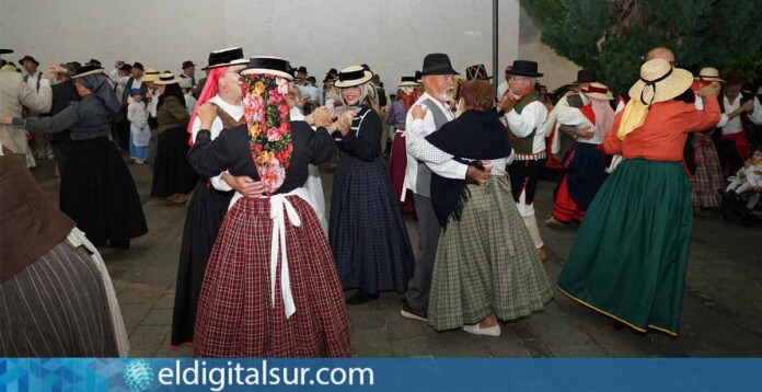 Vecinos y visitantes disfrutaron del baile tradicional canario durante una noche cargada de folclore, música y ambiente festivo en Tacoronte