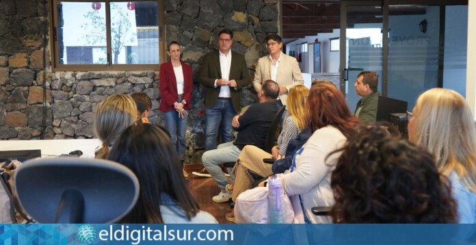 El alcalde Emilio Navarro, junto a Germán Jiménez y Gesabel Dorta, da la bienvenida a los 11 nuevos contratados del proyecto “Santiago del Teide+Sostenible”