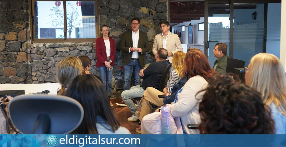 El alcalde Emilio Navarro, junto a Germán Jiménez y Gesabel Dorta, da la bienvenida a los 11 nuevos contratados del proyecto “Santiago del Teide+Sostenible”