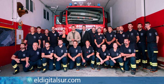 Bomberos-Voluntarios-de-La-Laguna-reciben-BUP-de-última-generación-120625 Luis Yeray Gutiérrez y Badel Albelo junto a miembros de la Asociación de Bomberos Voluntarios durante la entrega de la nueva BUP