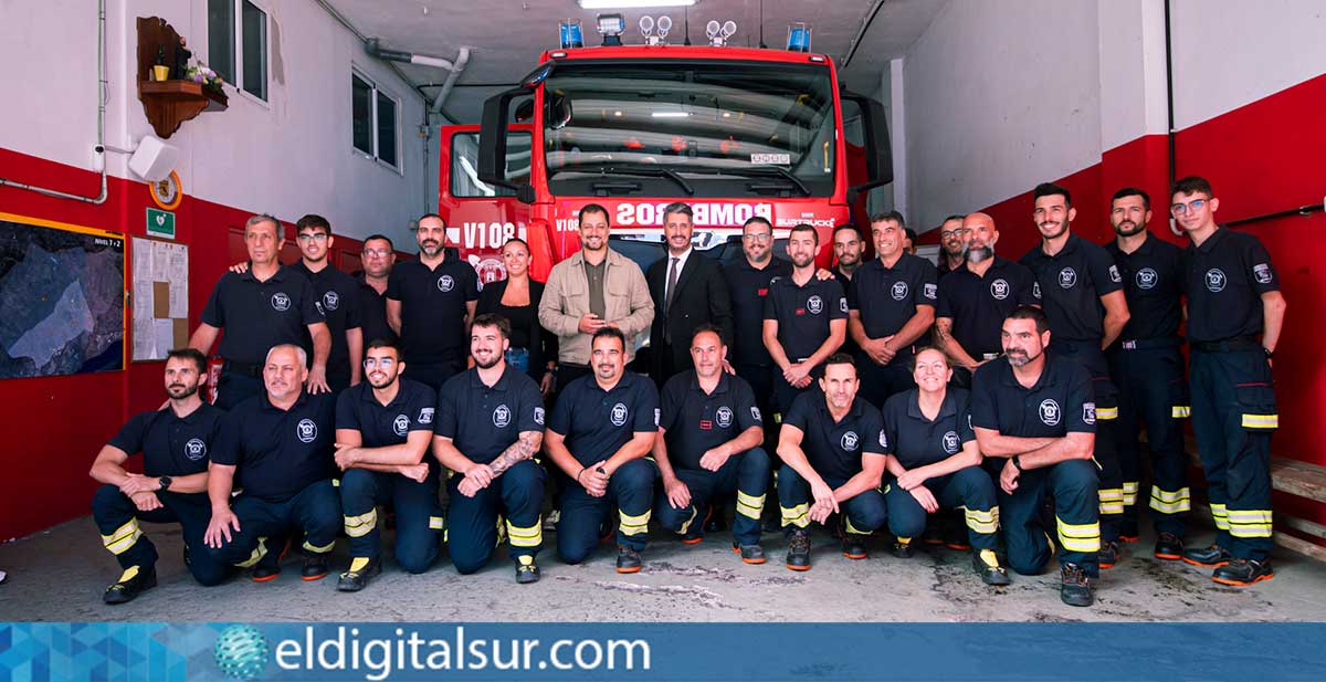 Luis Yeray Gutiérrez y Badel Albelo junto a miembros de la Asociación de Bomberos Voluntarios durante la entrega de la nueva BUP