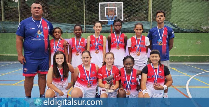 Las jugadoras del minibasket femenino del Club Baloncesto El Fraile posan con sus medallas y el trofeo tras conquistar el tercer puesto en la fase final de la Segunda División Femenina de Tenerife, celebrada en el pabellón de La Guancha
