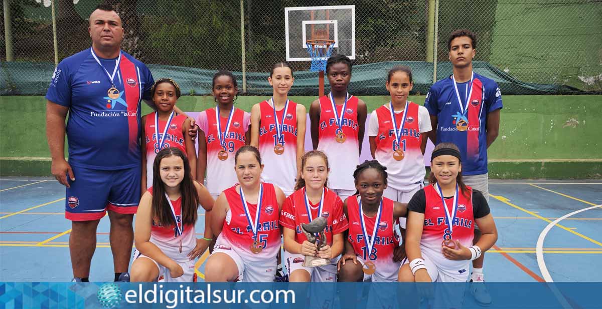 Las jugadoras del minibasket femenino del Club Baloncesto El Fraile posan con sus medallas y el trofeo tras conquistar el tercer puesto en la fase final de la Segunda División Femenina de Tenerife, celebrada en el pabellón de La Guancha