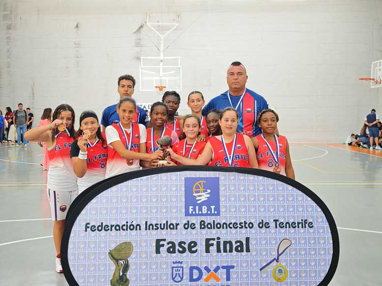 Las jugadoras del minibasket femenino del Club Baloncesto El Fraile posan con sus medallas y el trofeo tras conquistar el tercer puesto en la fase final de la Segunda División Femenina de Tenerife, celebrada en el pabellón de La Guancha