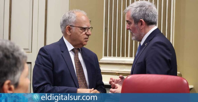 Casimiro Curbelo conversa con Fernando Clavijo durante la sesión parlamentaria
