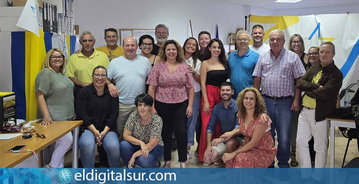 Comitiva de Coalición Canaria en San Miguel de Abona tras la renovación del comité local, encabezada por Arturo González y Lot García