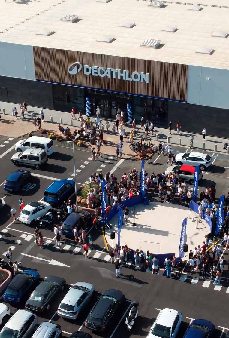 Multitud de asistentes disfrutando de las actividades y retos deportivos durante la inauguración de la tienda Decathlon en Adeje