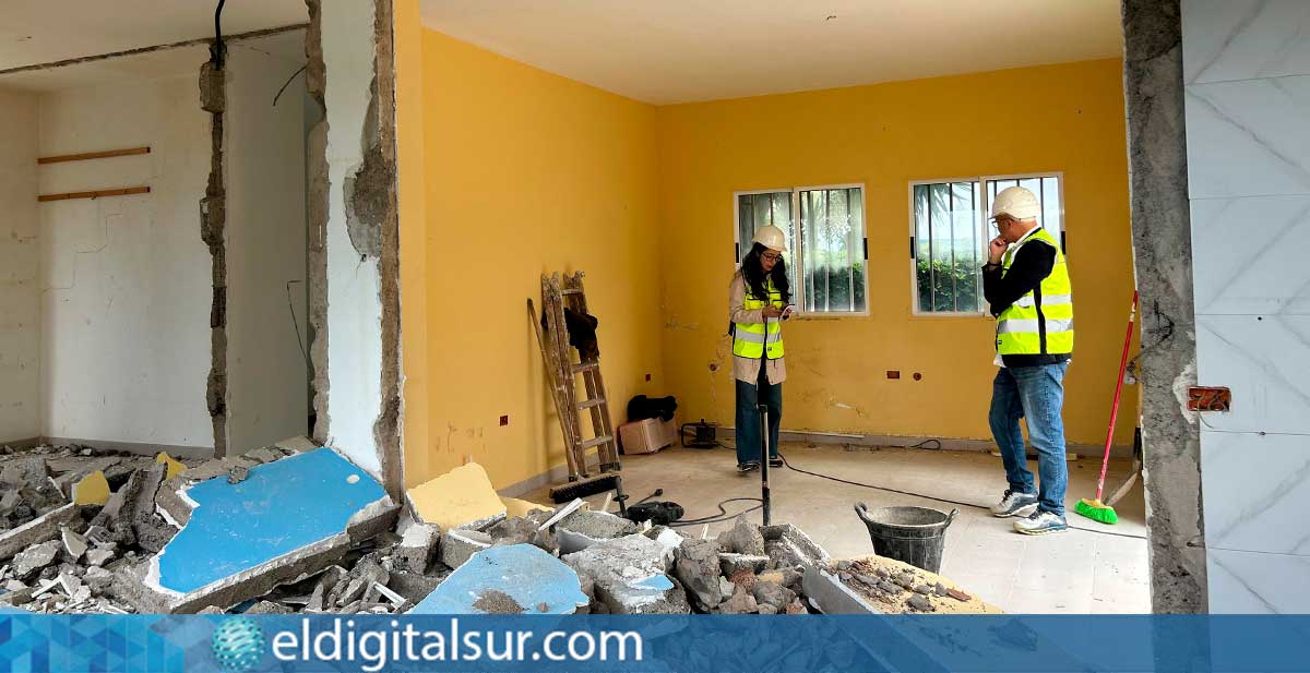 Ángel Chinea supervisa el inicio de la demolición del antiguo edificio del camping de Punta del Hidalgo