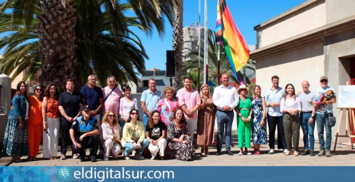 Izado de la bandera arcoíris en Granadilla de Abona