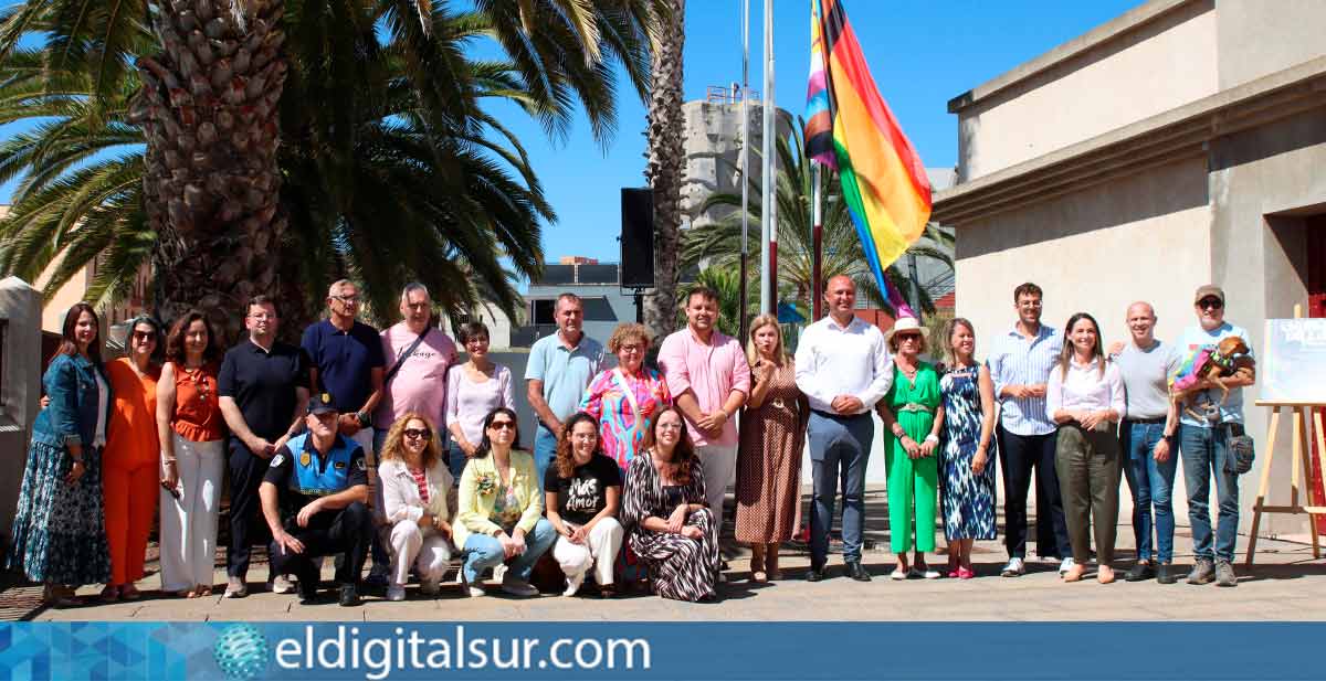 Izado de la bandera arcoíris en Granadilla de Abona