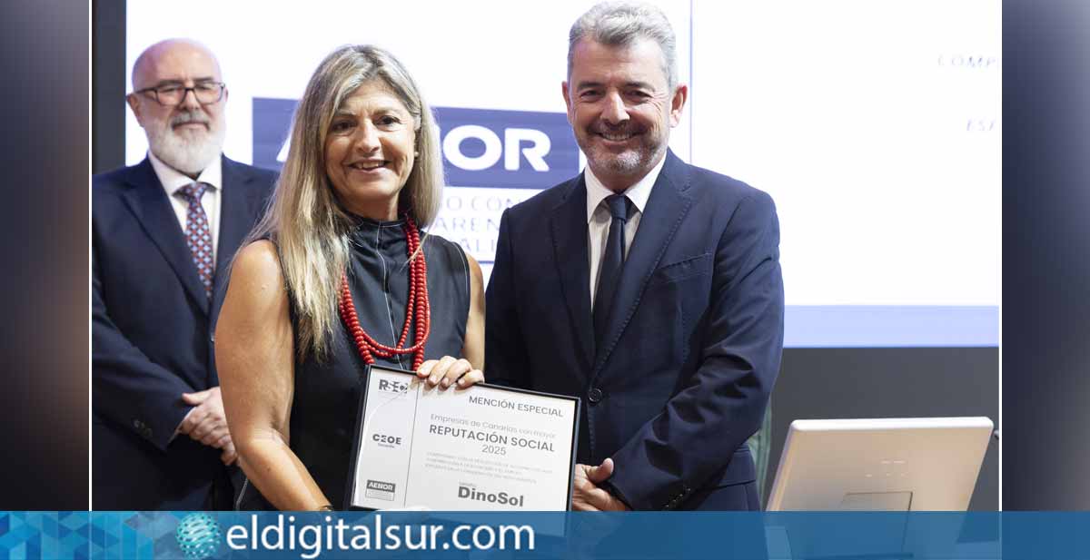 Entrega del reconocimiento a Grupo DinoSol durante la 47ª Asamblea Anual de CEOE Tenerife por su compromiso social y ambiental en Canarias