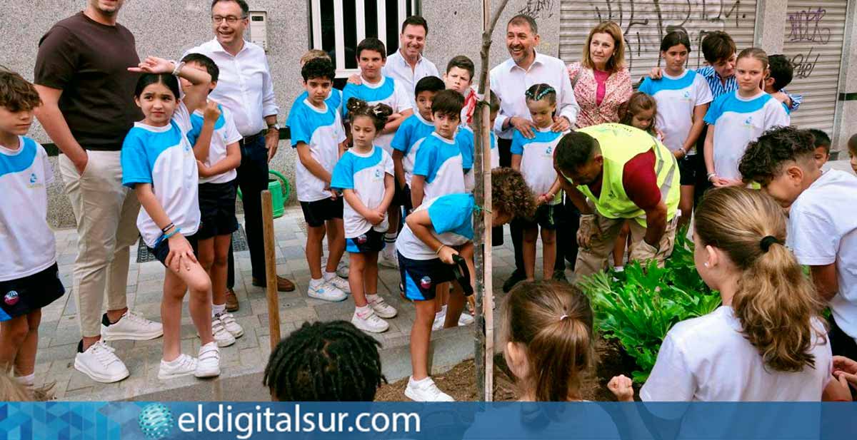 Estudiantes de CEIP La Rosa y Salesianas participan en la plantación de árboles que transforma la emblemática calle La Rosa en Santa Cruz
