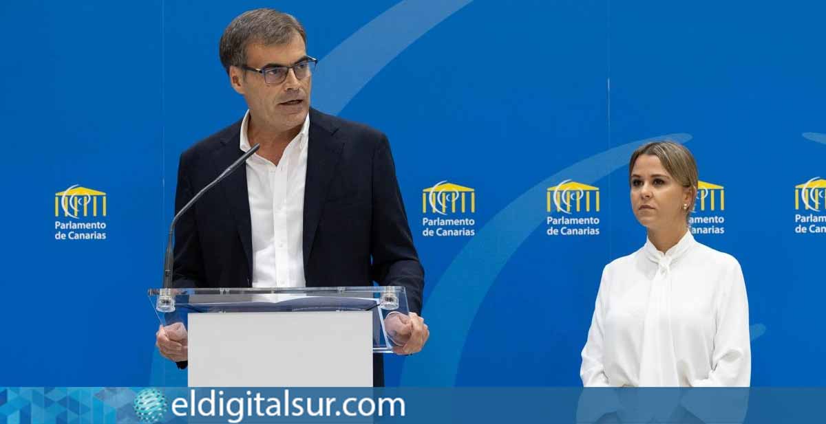 Fernando Enseñat y Jennifer Curbelo, diputados del Partido Popular, durante la rueda de prensa ofrecida en el Parlamento de Canarias