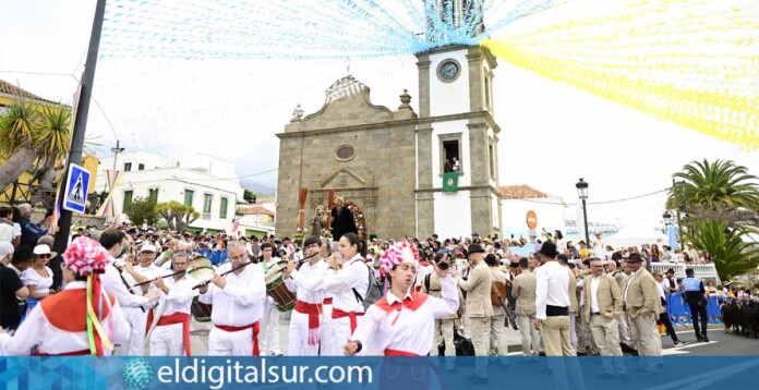 Vecinos y visitantes recorrieron las calles del casco histórico de Granadilla con carretas engalanadas y vestimenta tradicional durante la XLVII Romería en honor a San Antonio de Padua