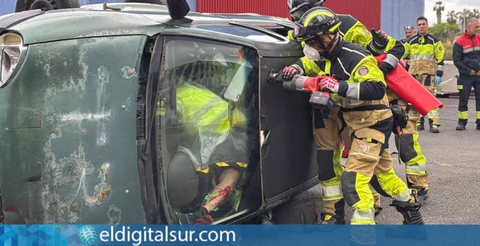 Simulacro de accidente vial durante la formación conjunta de Bomberos de Tenerife y Técnicos de Emergencias Sanitarios