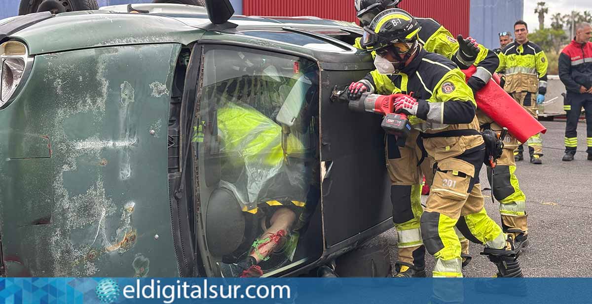 Simulacro de accidente vial durante la formación conjunta de Bomberos de Tenerife y Técnicos de Emergencias Sanitarios