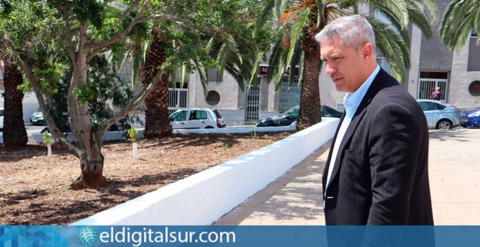 Fran Hernández supervisa los trabajos de renovación de jardines en La Verdellada